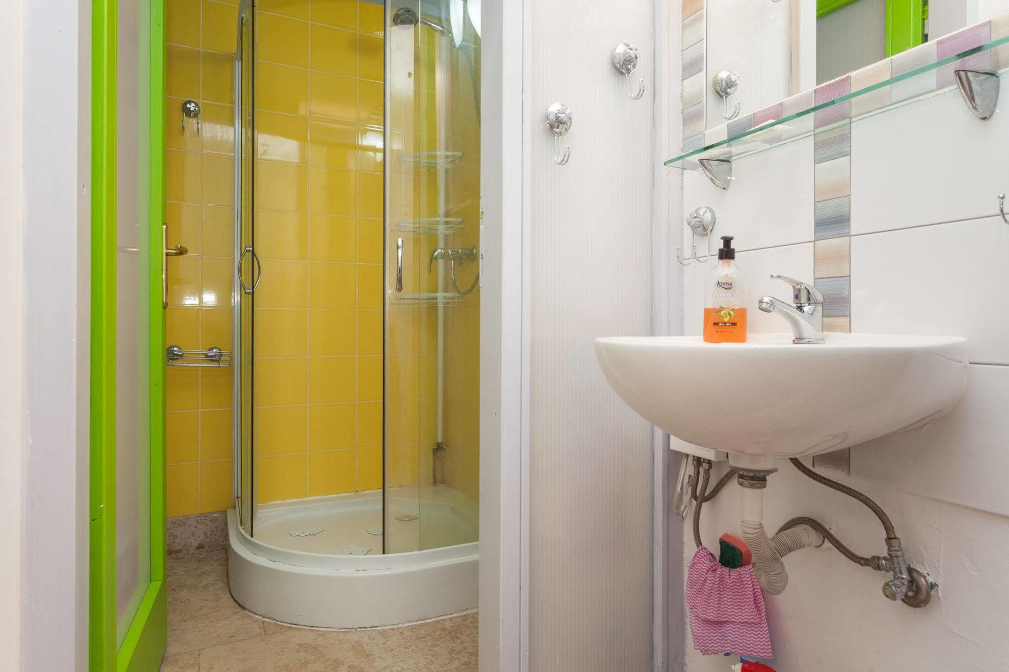 Roundabout Hostel - Hostel Ровинь Экстерьер фото