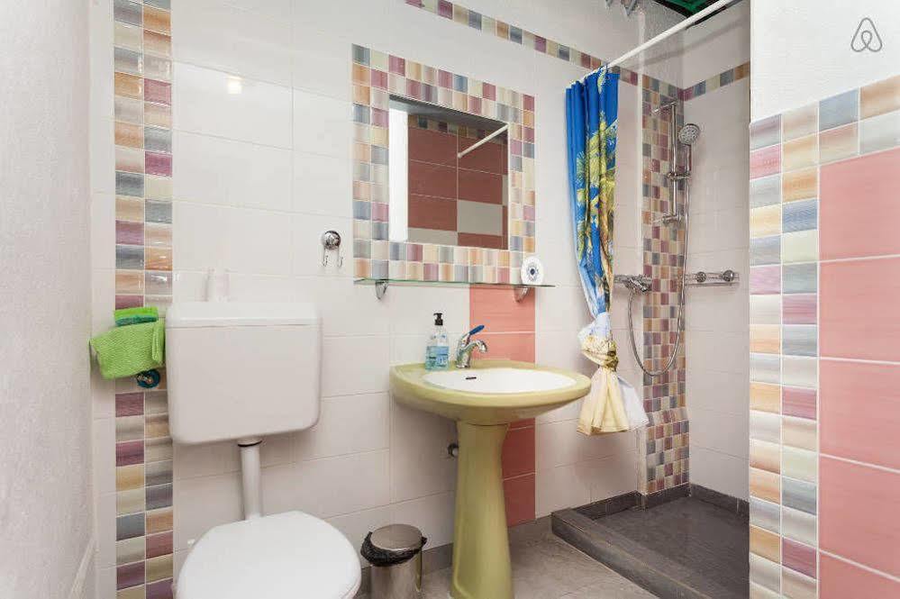 Roundabout Hostel - Hostel Ровинь Экстерьер фото