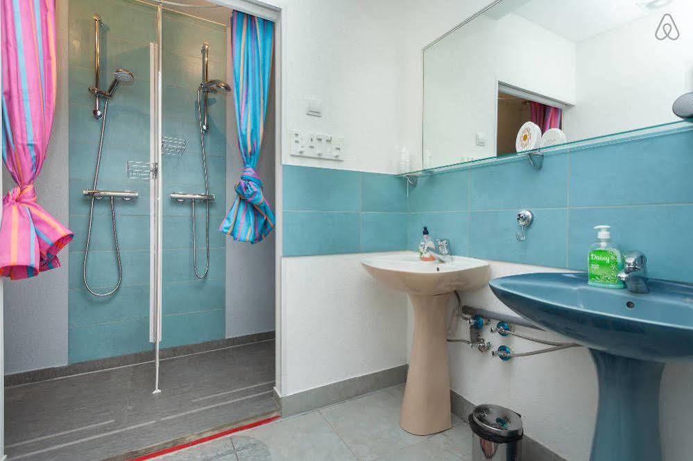 Roundabout Hostel - Hostel Ровинь Экстерьер фото