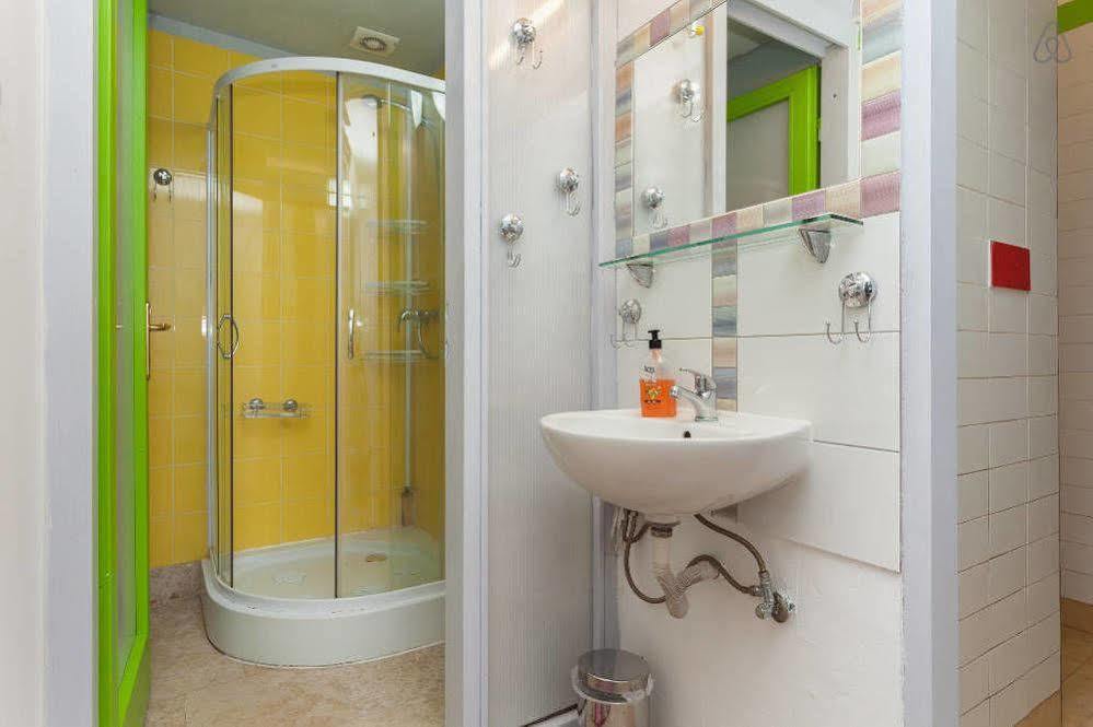 Roundabout Hostel - Hostel Ровинь Экстерьер фото